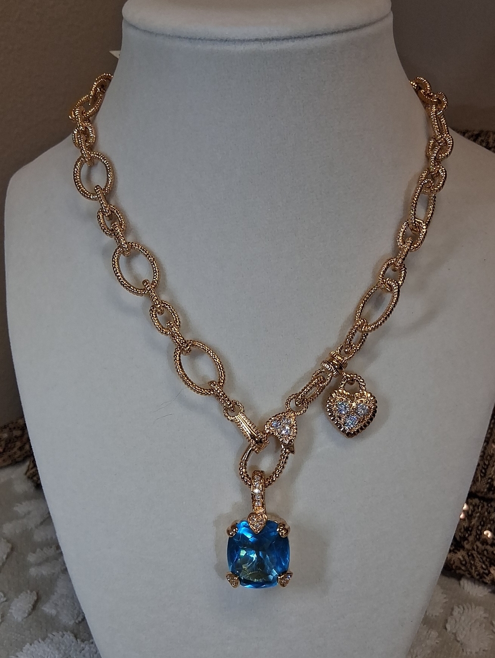 18 Inch Textured Link Necklace With Blue Crystal Pendant